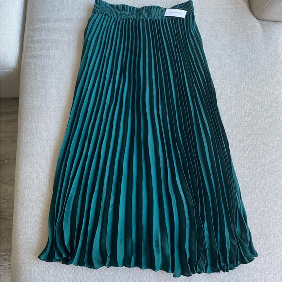 🍂fall drop🍂 NWT Emerald Green Banana Republic Satin Skirt - Picture 1 of 7